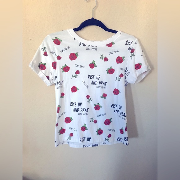 ElectricPINK Tops - « Rise up and pray » white shirt red roses
